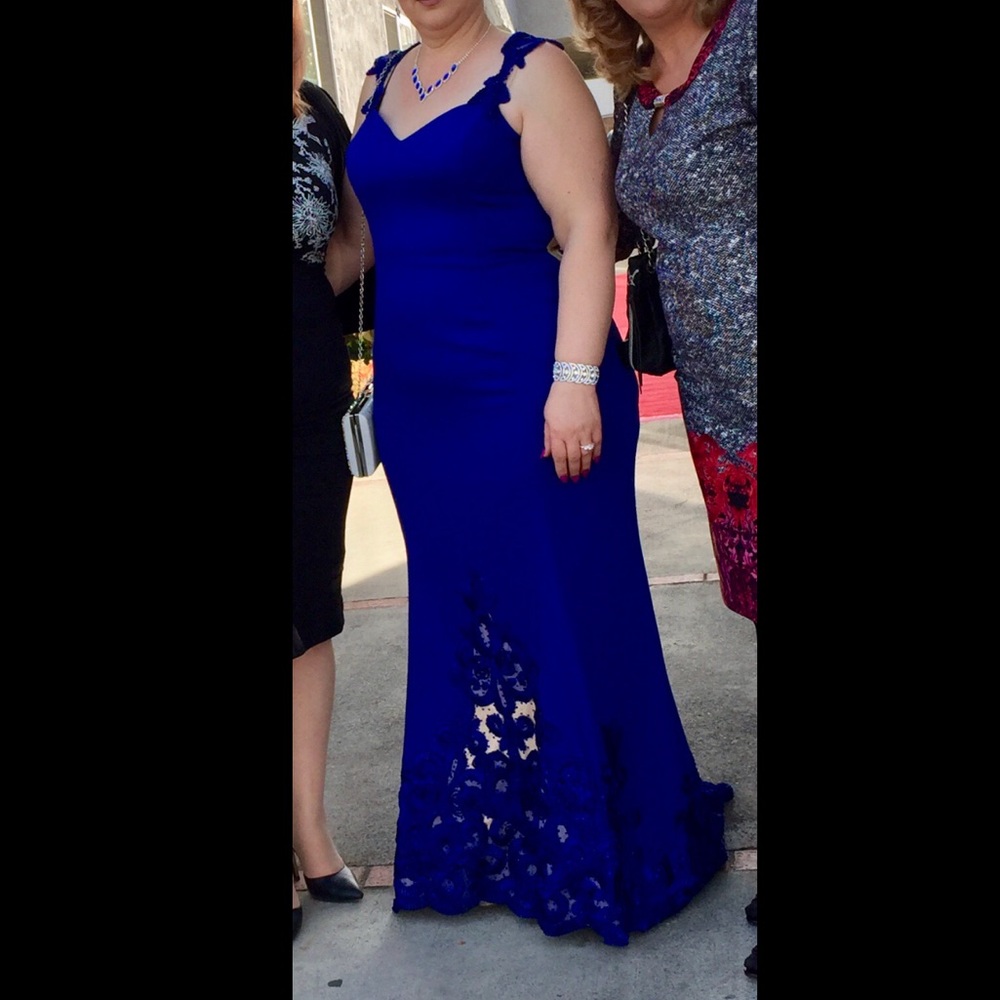 Blue mermaid gown with lace detail